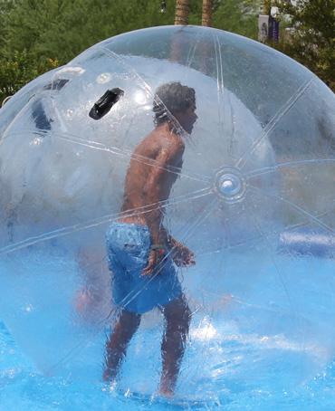 Les water ball